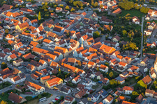 Vue aérienne de Place de la ville à Geiselhöring dans le département Bavière, Allemagne