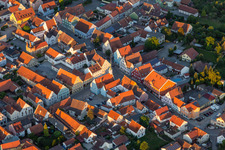 Vue aérienne de Place de la ville de Regensburgerstrasse à Geiselhöring dans le département Bavière, Allemagne