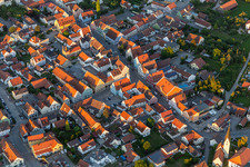 Vue aérienne de Place de la Ville Regensburgerstr à Geiselhöring dans le département Bavière, Allemagne