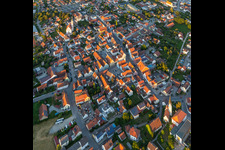 Vue aérienne de Centre historique à Geiselhöring dans le département Bavière, Allemagne