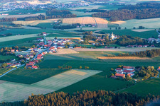 Vue aérienne de Quartier Martinsbuch in Mengkofen dans le département Bavière, Allemagne
