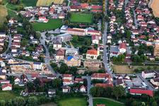 Vue aérienne de Église de l'Annonciation et PhysioKlinik im Aitrachtal GmbH à le quartier Weichshofen in Mengkofen dans le département Bavière, Allemagne