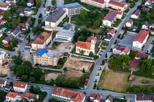 Vue aérienne de Église de l'Annonciation et PhysioKlinik im Aitrachtal GmbH à le quartier Weichshofen in Mengkofen dans le département Bavière, Allemagne