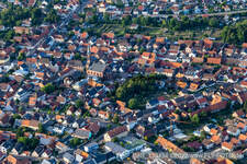 Vue aérienne de Église protestante Graben-Neudorf à le quartier Graben in Graben-Neudorf dans le département Bade-Wurtemberg, Allemagne