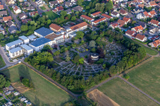 Vue aérienne de Cimetière Karlsdorf de la maison de retraite Sainte-Élisabeth à le quartier Karlsdorf in Karlsdorf-Neuthard dans le département Bade-Wurtemberg, Allemagne