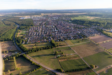 Quartier Neudorf in Graben-Neudorf dans le département Bade-Wurtemberg, Allemagne vu d'un drone