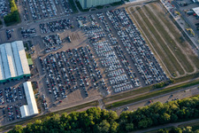 Vue aérienne de Centre logistique mondial Mercedes-Benz sur l'île de Grün à Germersheim dans le département Rhénanie-Palatinat, Allemagne