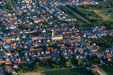 Vue aérienne de Saint-Martin à Lingenfeld dans le département Rhénanie-Palatinat, Allemagne