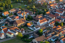 Vue aérienne de Église du Christ - Paroisse Lustadt à le quartier Niederlustadt in Lustadt dans le département Rhénanie-Palatinat, Allemagne