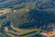 Ruines du château de Lindelbrunn à Vorderweidenthal dans le département Rhénanie-Palatinat, Allemagne d'en haut