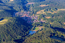Vue aérienne de SV Silz derrière le lac Silzer à Silz dans le département Rhénanie-Palatinat, Allemagne