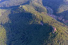 Vue aérienne de Les 3 châteaux Trifels, Anebos et Münz à Annweiler am Trifels dans le département Rhénanie-Palatinat, Allemagne