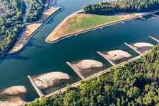 Vue aérienne de Épis et bancs de sable dans le Rhin près du port pétrolier de Karlsruhe, asséchés en raison du faible niveau d'eau à Neupotz dans le département Rhénanie-Palatinat, Allemagne