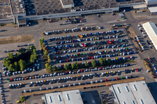 Vue aérienne de Nouveaux camions garés dans l'usine Mercedes-Benz Wörth de Daimler Truck AG à le quartier Maximiliansau in Wörth am Rhein dans le département Rhénanie-Palatinat, Allemagne