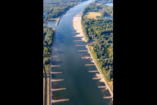 Vue aérienne de Épis et bancs de sable asséchés dans le Rhin en raison des basses eaux à le quartier Maximiliansau in Wörth am Rhein dans le département Rhénanie-Palatinat, Allemagne
