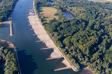 Vue aérienne de Épis et bancs de sable asséchés dans le Rhin en raison des basses eaux à le quartier Maximiliansau in Wörth am Rhein dans le département Rhénanie-Palatinat, Allemagne