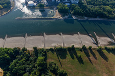 Vue oblique de Épis et bancs de sable asséchés dans le Rhin en raison des basses eaux à le quartier Maximiliansau in Wörth am Rhein dans le département Rhénanie-Palatinat, Allemagne