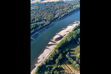Vue aérienne de Épis et bancs de sable asséchés dans le Rhin en raison des basses eaux à Hagenbach dans le département Rhénanie-Palatinat, Allemagne