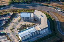 Vue aérienne de Nouveau bâtiment commercial sur la Hermann-Staudinger-Straße à le quartier Queichheim in Landau in der Pfalz dans le département Rhénanie-Palatinat, Allemagne