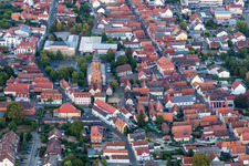 Vue aérienne de Place du marché, église Saint-Georges à Kandel dans le département Rhénanie-Palatinat, Allemagne