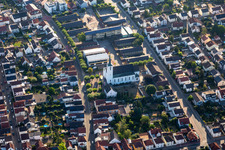Vue aérienne de Église Saint-Laurentius, école primaire Schifferstadt Sud à Schifferstadt dans le département Rhénanie-Palatinat, Allemagne