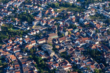 Vue aérienne de Centre paroissial catholique St. Jakobus à Schifferstadt dans le département Rhénanie-Palatinat, Allemagne