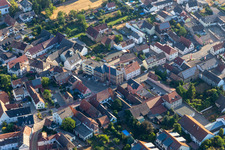 Vue aérienne de Rue principale à Neuhofen dans le département Rhénanie-Palatinat, Allemagne