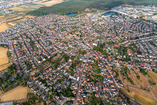 Vue aérienne de Vue de la ville depuis l'est à Forst dans le département Bade-Wurtemberg, Allemagne