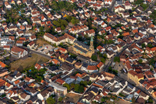 Vue aérienne de Église paroissiale catholique de Sainte-Barbe à Forst dans le département Bade-Wurtemberg, Allemagne