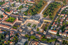 Jardin du palais et palais Bruchsal à Bruchsal dans le département Bade-Wurtemberg, Allemagne d'en haut