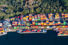 Contargo Wörth-Karlsruhe GmbH dans le port à conteneurs à le quartier Maximiliansau in Wörth am Rhein dans le département Rhénanie-Palatinat, Allemagne d'en haut