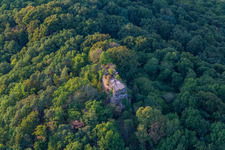 Enregistrement par drone de Ruines du château de Neukastel à Leinsweiler dans le département Rhénanie-Palatinat, Allemagne