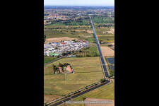 Vue aérienne de Canal Vacchelli à le quartier Santo Stefano in Vairano in Crema dans le département Cremona, Italie