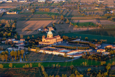 Vue aérienne de Sanctuaire des Caravagesques à le quartier Santuario di Caravaggio in Caravaggio dans le département Bergamo, Italie