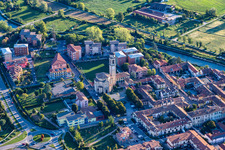 Vue aérienne de Paroisse de San Majolo, Abate à le quartier Albignano in Truccazzano dans le département Lombardie, Italie