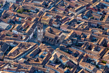 Vue aérienne de Basilique de Santa Maria Assunta et San Sigismondo à Rivolta d’Adda dans le département Cremona, Italie