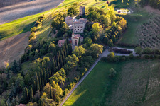 Vue aérienne de Château de Nirano à le quartier Nirano in Fiorano Modenese dans le département Modena, Italie