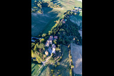 Vue aérienne de Château de Nirano à le quartier Nirano in Fiorano Modenese dans le département Modena, Italie