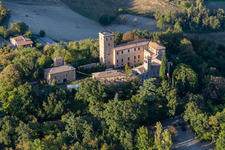 Vue aérienne de Château de Montegibbio Château de Montegibbio à le quartier Il Poggio in Sassuolo dans le département Modena, Italie