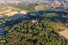 Château de Montegibbio Château de Montegibbio à le quartier Il Poggio in Sassuolo dans le département Modena, Italie hors des airs