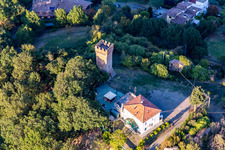 Vue aérienne de Château de Dinazzano à le quartier Veggia-Villalunga in Casalgrande dans le département Reggio Emilia, Italie