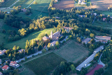 Vue aérienne de Sanctuaire de la Bienheureuse Vierge Marie de Lourdes en Montericco à le quartier Montericco in Albinea dans le département Reggio Emilia, Italie