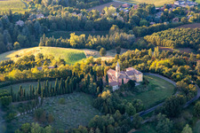 Vue aérienne de Église de la Nativité de la Beata Vergine Maria à le quartier Chiesa Albinea in Albinea dans le département Reggio Emilia, Italie