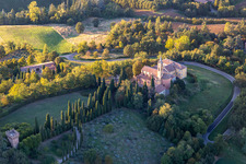 Vue aérienne de Église de la Nativité de la Beata Vergine Maria à le quartier Chiesa Albinea in Albinea dans le département Reggio Emilia, Italie
