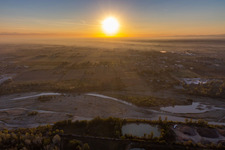 Vue aérienne de Lever de soleil sur la rivière Secchia à Sassuolo dans le département Modena, Italie