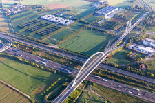 Photographie aérienne de Ponts Ponte di Calatrava, Vela di Calatrava NORD et SUD sur la ligne ferroviaire à grande vitesse et l'Autostrada del Sole à Reggio nell’Emilia dans le département Reggio Emilia, Italie