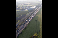 Vue aérienne de Autoroute du Soleil à côté de la ligne à grande vitesse à San Martino in Rio dans le département Reggio Emilia, Italie
