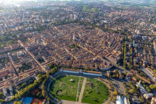 Vue aérienne de Parco archeologico Novi Ark, Parco PiazzaD'Armi Novisad, Université Marco Biagi Département d'économie à Modena dans le département Modena, Italie