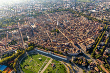 Vue aérienne de Parco archeologico Novi Ark, Parco PiazzaD'Armi Novisad, Université Marco Biagi Département d'économie à Modena dans le département Modena, Italie