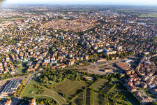 Vue aérienne de Du sud-est à Modena dans le département Modena, Italie